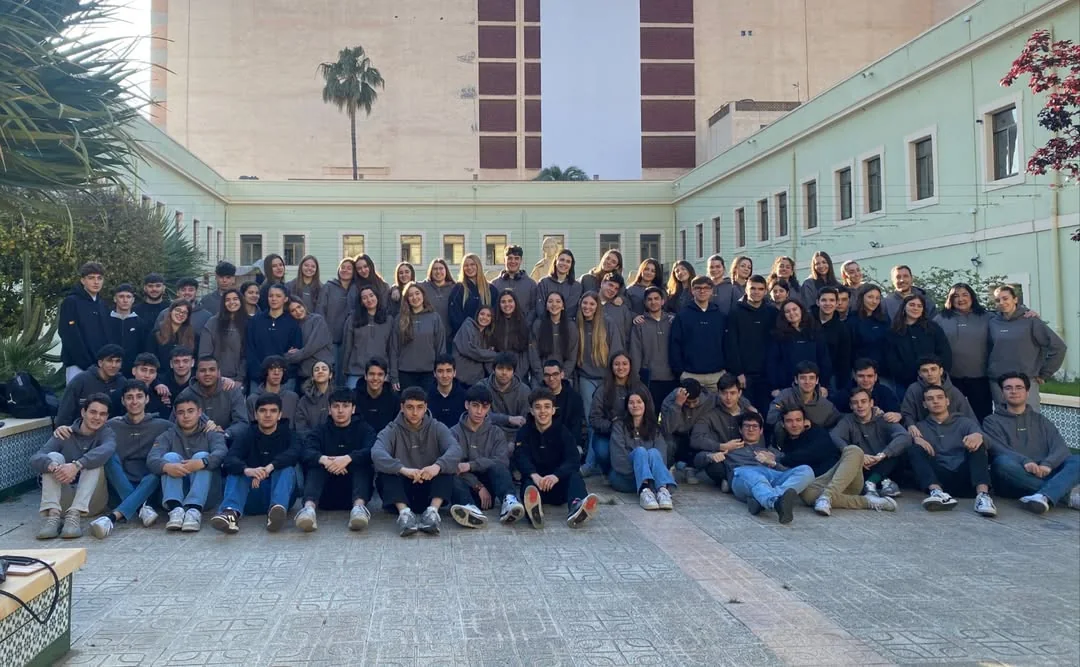Grupo escolar con sudaderas personalizadas