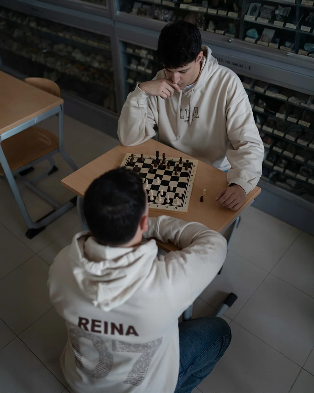Estudiantes con sudaderas personalizadas compartiendo una actividad